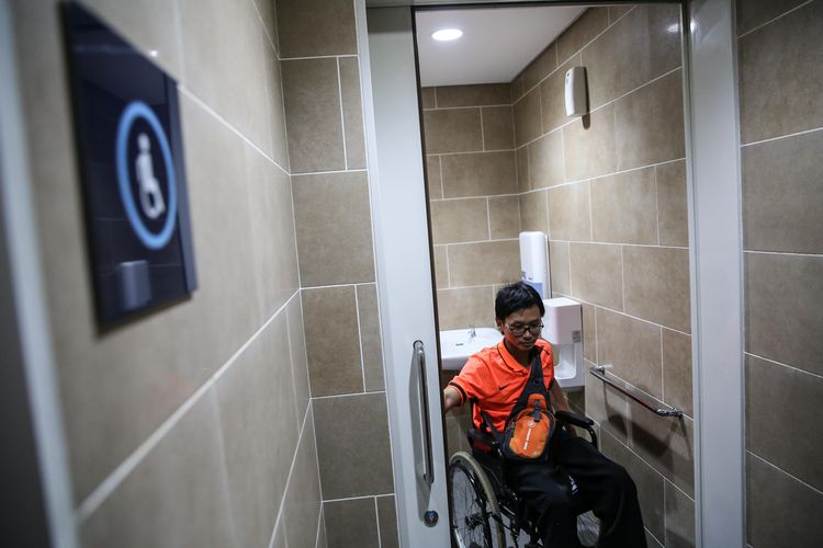 Penyandang disabilitas yang tergabung dalam Jakarta Barier Free Tourism atau JBFT mengikuti uji coba publik pengoperasian MRT di Stasiun Bundaran HI, Jakarta Pusat, Sabtu (16/3/2019). Penyandang disabilitas yang mengikuti uji coba MRT terdiri dari berbagai ragam disabilitas. Mulai dari pengguna kursi roda, tunanetra, insan tuli dan ragam disabilitas lainnya.