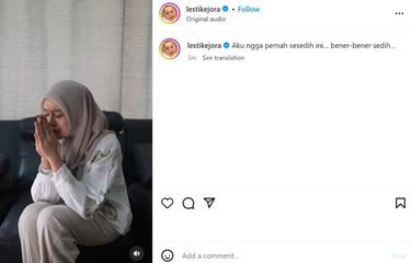 Tangkapan layar dari unggahan Lesti Kejora yang menunjukkan dirinya menangis tersedu-sedu. 