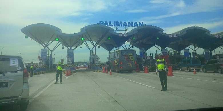 Gerbang Tol Palimanan. Gambar diambil pada Kamis, (16/6/2016).