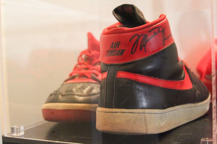 Aaron Goowin, seorang agen pemain -yang juga menjadi agen awal bagi LeBron James - yang berbagi foto sepatu Nike Air Ship milik Michael Jordan ini.