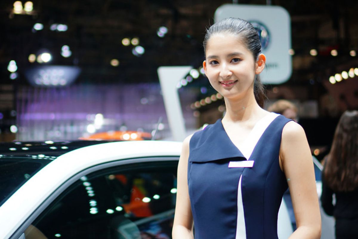 Gadis-gadis cantik masih memanjakan mata pengunjung di hari pembukaan Tokyo Motor Show 2017, Rabu (25/10/2017). 