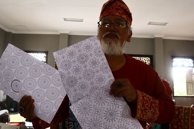 Zainul Bahri memperlihatkan tiga motif batik yang digambarnya ketika masa corona, pada Rabu (22/7).