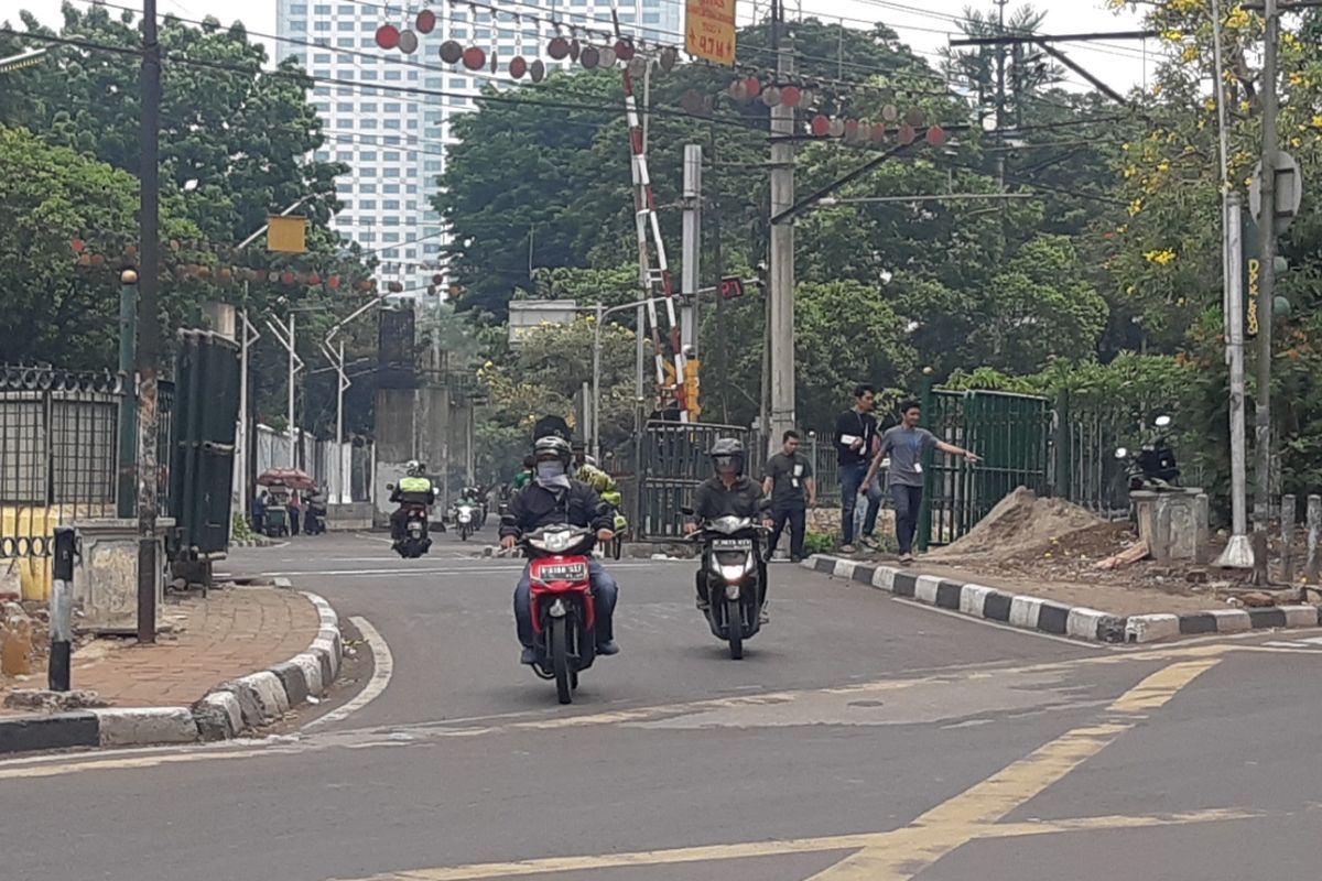 Pemasangan pagar di pelintasan kereta api dekat stasiun Palmerah, Jakarta, Jumat (18/10/2019).