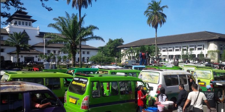 Halaman Gedung Sate, Jalan Diponegoro Kota Bandung dipadati ratusan unit angkutan kota (angkot) se-Kota Bandung, Kamis (9/3/2017). 