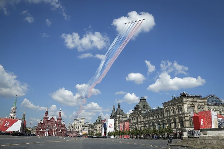 Pesawat-pesawat tempur Rusia terbang di atas Lapangan Merah meninggalkan jejak asap dalam warna bendera nasional Rusia selama parade militer Hari Kemenangan yang menandai peringatan 75 tahun kekalahan Nazi. Parade militer dilangsungkan di Moskwa, Rusia, Rabu, 24 Juni 2020.