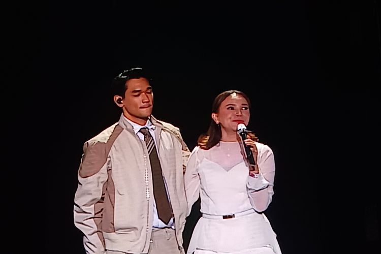 Penyanyi Afgan mendadak duet dengan penyanyi Rossa di konser tunggalnya, Evolution di Tennis Indoor Senayan, Jakarta Pusat, Sabtu (1/7/2023).