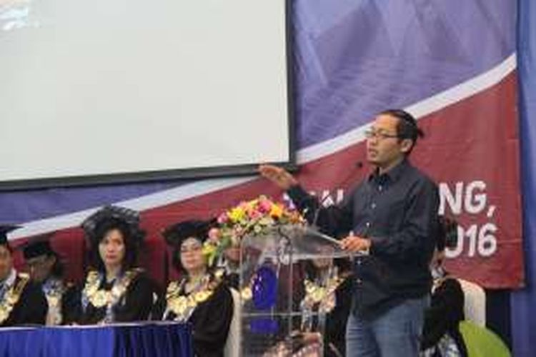 CEO Bukalapak Ahmad Zaky saat memberikan orasi ilmiah di UMN, Rabu (24/8/2016).