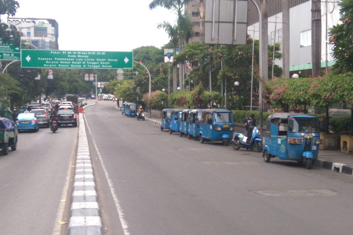 Sopir Bajaj di Kawasan Sarina, Thamrin, meminta agar bisa beroperasi di jalan protokol pasca pencabutan larangan sepeda motor oleh MA, Selasa (9/1/2018).