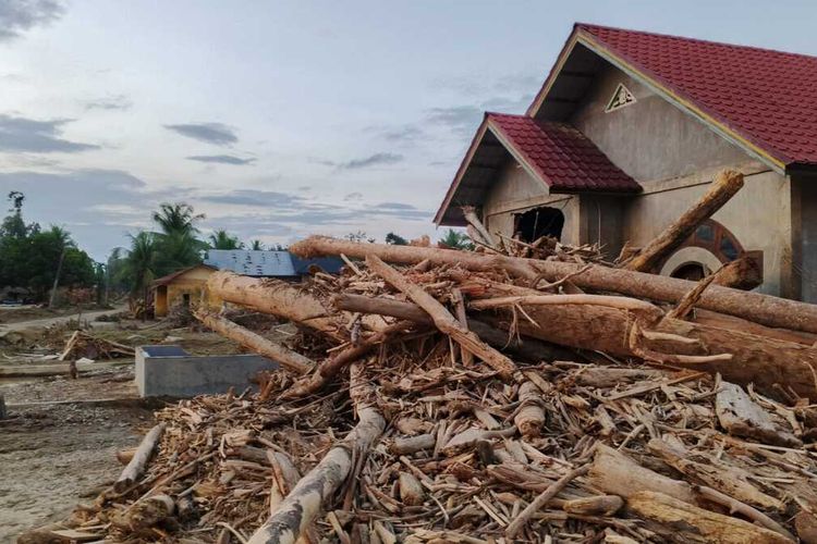 Sisa banjir di Desa Geudumbak, Kecamatan Langkahan, Kabupaten Aceh Utara, Rabu (3/12/202)