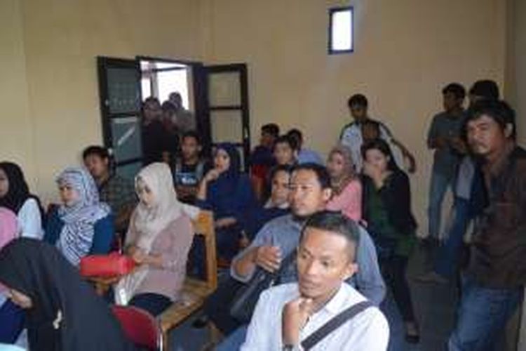 Meski sudah 9 tahun kuliah, ratusan mahasiswa Universitas Sulawesi Barat tak kunjung mendapatkan ijazah resmi dari kampusnya. Para mahasiswa ini diduga menjadi korban pertarungan elite kampus saat Unsulbar beralih jadi kampus negeri pertama di Sulbar.