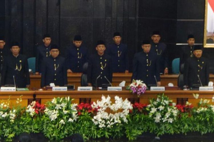 Lima pimpinan DPRD DKI Jakarta, Prasetio Edi Marsudi, Triwisaksana, Mohamad Taufik, Abraham Lunggana, dan Ferial Sofyan dalam rapat paripurna HUT ke-489 DKI Jakarta di Gedung DPRD DKI Jakarta, Rabu (22/6/2016). 