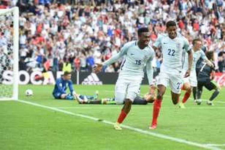 Striker Inggris, Daniel Sturridge, merayakan gol ke gawang Wales bersama Marcus Rashford pada pertandingan fase grup Piala Eropa 2016, Kamis (16/6/2016). 