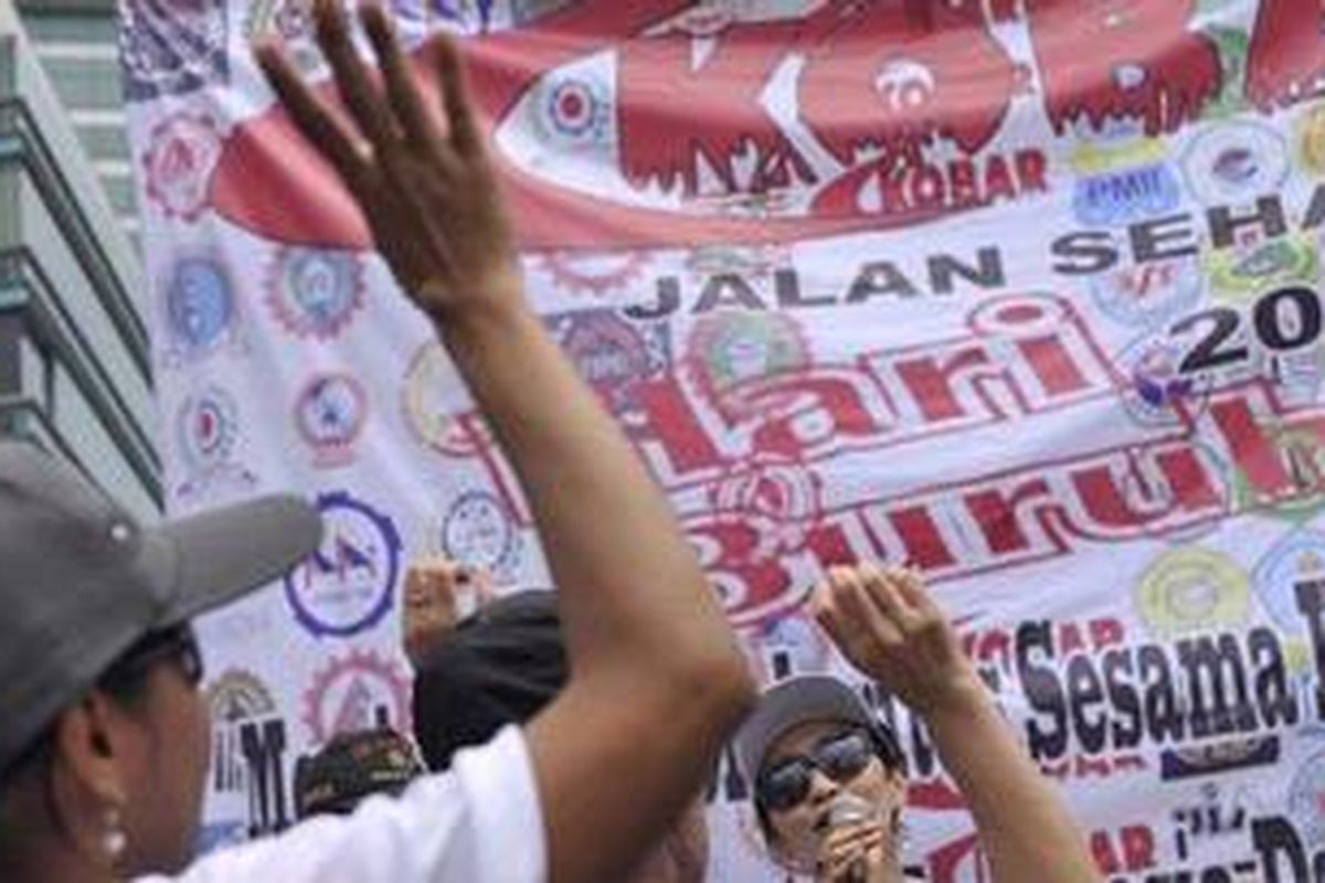 Menjelang Hari Buruh 1 Mei mendatang, buruh dari sejumlah wilayah di Jakarta dan sekitarnya menggelar jalan sehat di sekitar Bundaran Indonesia, Jakarta, Minggu (29/4/2012). Aksi tersebut merupakan pemanasan untuk aksi yang lebih besar pada Selasa mendatang. Salah satu isu yang disurakan buruh yaitu penghapusan outsourcing.  