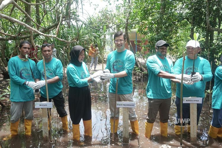 PT Indonesia Weda Bay Industrial Park (IWIP) bersama Komunitas Fau Yaune serta pemerintah daerah (pemda) melakukan penanaman perdana 5.000 bibit mangrove di Pantai Baharima, Desa Kotalo, Weda Timur, Halmahera Tengah