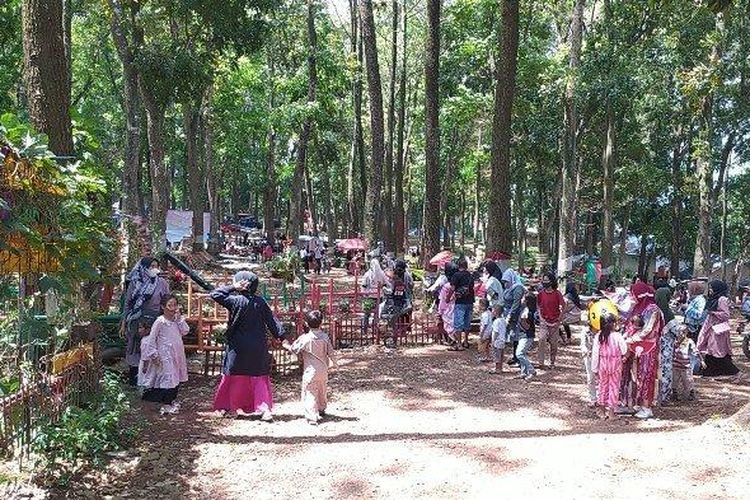 Pengunjung di kawasan Darmaga Coklat melaksanakan tradisi papajar menyambut bulan Ramadhan