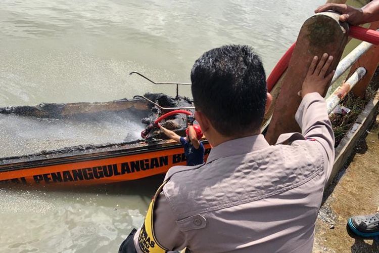 Speedboat milik BPBD Kota Balikpapan tebrakar saat isi BBM