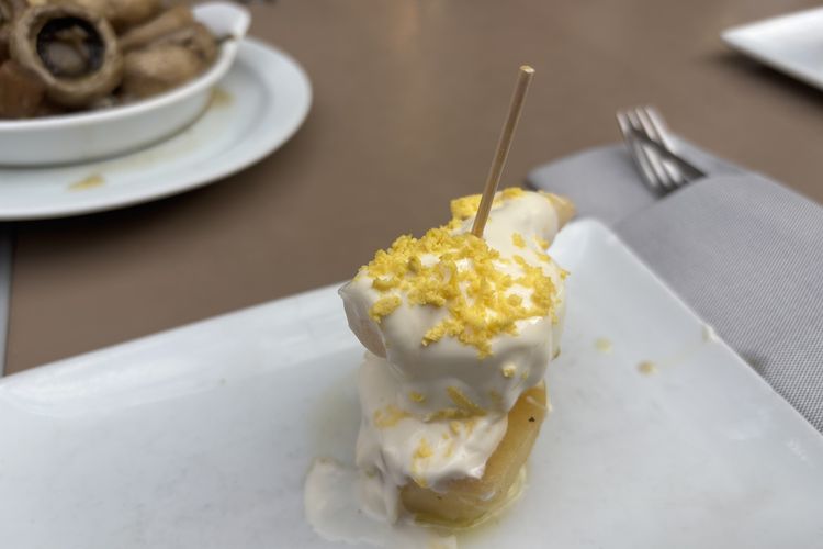 Pintxos jadi salah satu sajian khas San Sebastian, kota tempat Real Socidedad bermarkas.