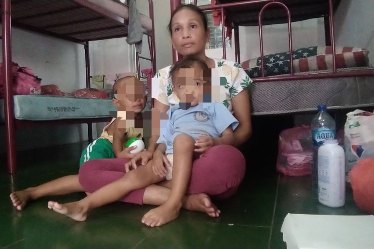 Nuli Yustina (35) bersama anak anaknya menempati salah satu kamar di Rusunawa Nunukan Kaltara. Nuli bercerita 8 tahun bekerja sebagai pembantu tanpa gaji. Ia disekap di rumah majikan, hanya makan mie instan dan pakaiannya hanya yang melekat di badan