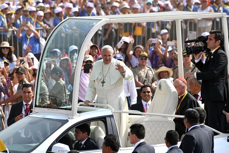 Paus Fransiskus melambai ke kerumunan di pangkalan udara Las Palmas di Lima, Peru, di mana paus akan merayakan misa, pada Minggu (21/1/2018). (AFP/Vincenzo Pinto)