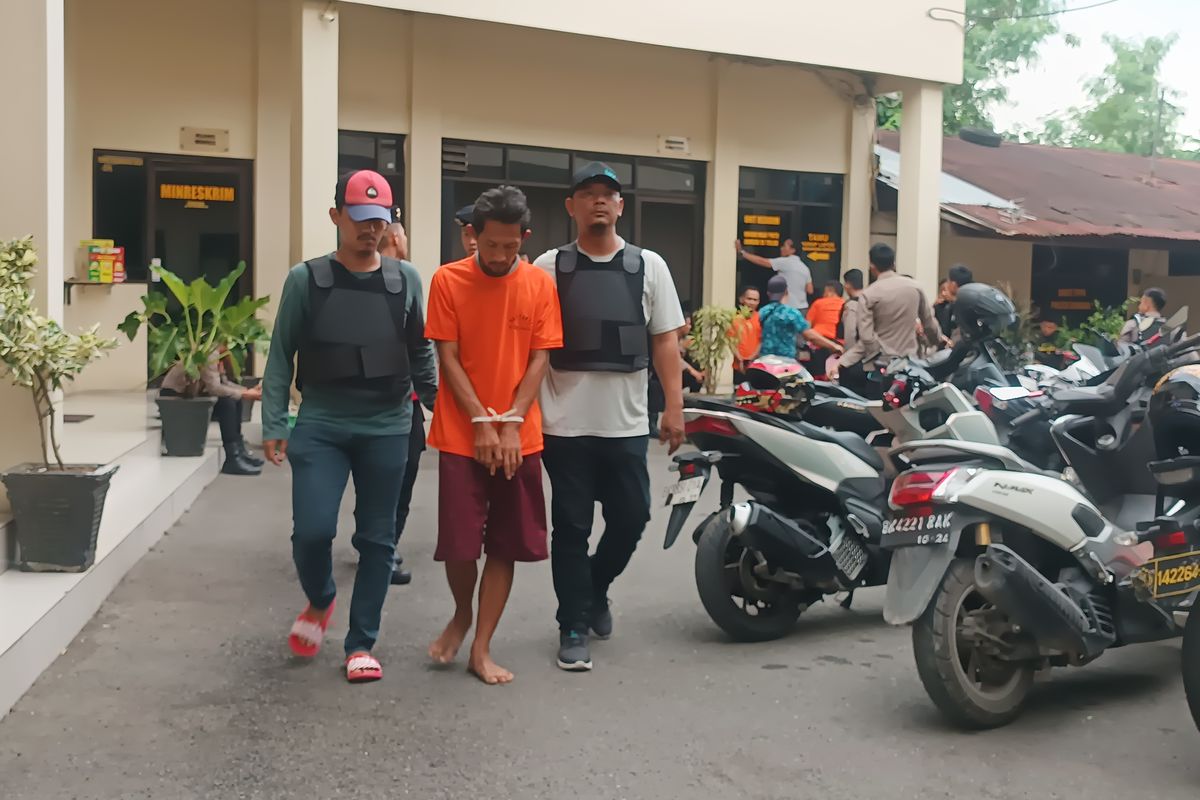 Seorang pria bernama Heri (41) mencuri sepeda motor seorang loper koran, Syafri (57) yang sedang berada di kelenteng, Jalan Sunggal, Kecamatan Medan Sunggal, Kota Medan.