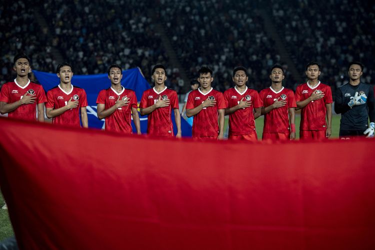 Timnas Indonesia U-22 menyanyikan lagu kebangsaan Indonesia raya jelang tanding melawan Timnas Thailand pada final SEA Games 2023 di National Olympic Stadium, Phnom Penh, Kamboja, Selasa (16/5/2023). ANTARA FOTO/Muhammad Adimaja/rwa.

 