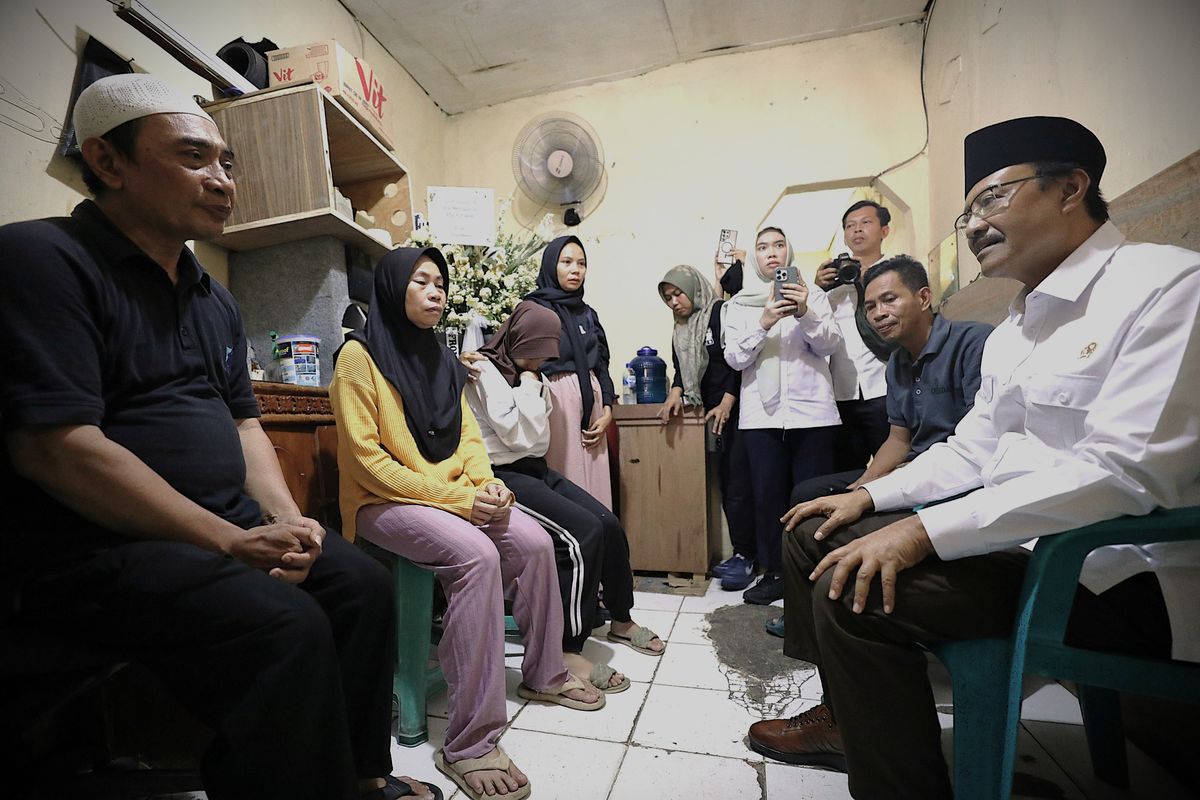 Menteri Sosial (Mensos) Saifullah Yusuf (Gus Ipul) mengunjungi rumah orangtua Affan di Kelurahan Dukuh Atas, Kecamatan Menteng, Jakarta Pusat, Rabu (3/9/2025).