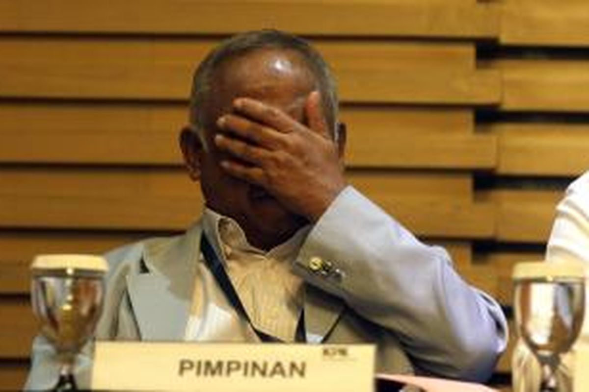 Pelaksana tugas Ketua Komisi Pemberantasan Korupsi Taufiequrachman Ruki melakukan konferensi pers bersama Plt Kapolri, Menkumham, Jaksa Agung, dan Menkopolhukam di Gedung KPK, Jakarta, Senin (2/3/2015). KPK melimpahkan kasus rekening gendut Budi Gunawan kepada Kejaksaan dengan alasan Budi Gunawan telah menang pra peradilan melawan KPK.
