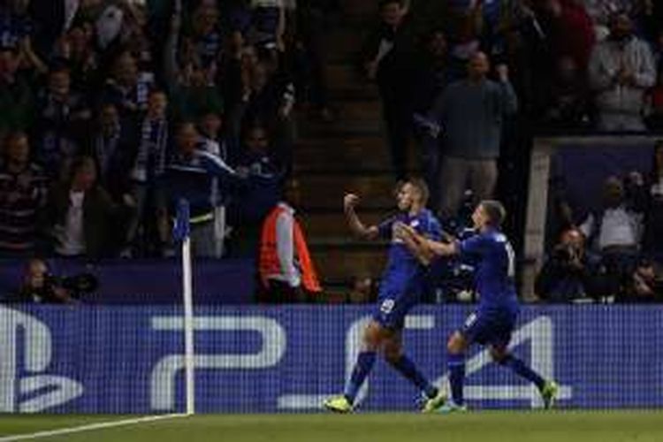 Striker Leicester City, Islam Slimani, merayakan golnya ke gawang FC Porto pada pertandingan Liga Champions di Stadion King Power, Selasa (27/9/2016).  