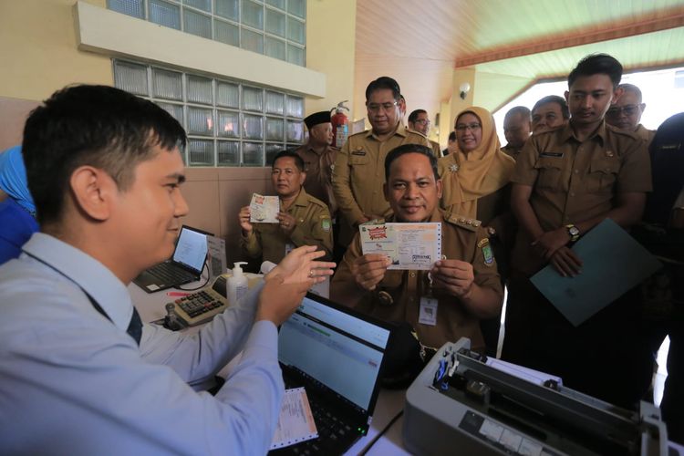 Penjabat (Pj) Wali Kota (Walkot) Tangerang Nurdin saat melakukan pembayaran PBB-P2 bersama Sekretaris Daerah (Sekda) Kota Tangerang Herman Suwarman dalam Pekan Panutan Pajak  Kota Tangerang. Kegiatan ini diselenggarakan usai apel pagi pegawai di Kawasan Pusat Pemerintahan (Puspem) Kota Tangerang, Senin, (26/2/2024).
