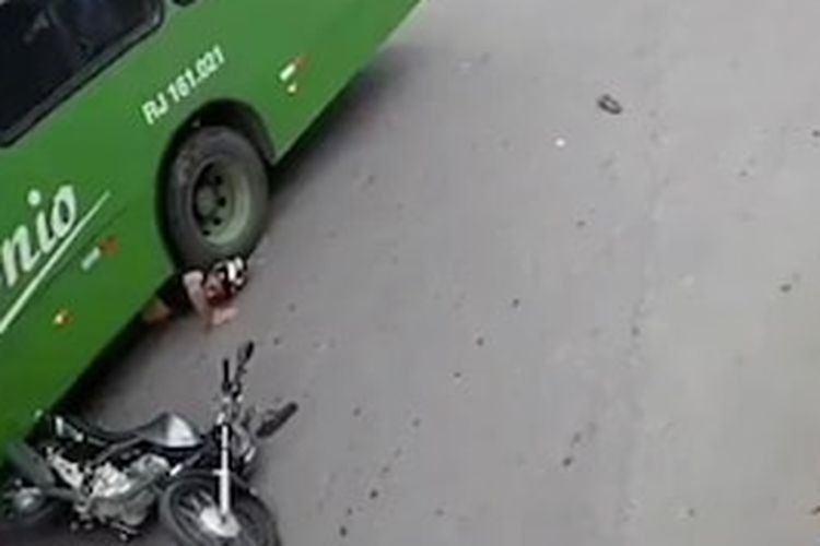 Pengemudi motor di Brasil masuk bawah bus dan lolos dari maut.