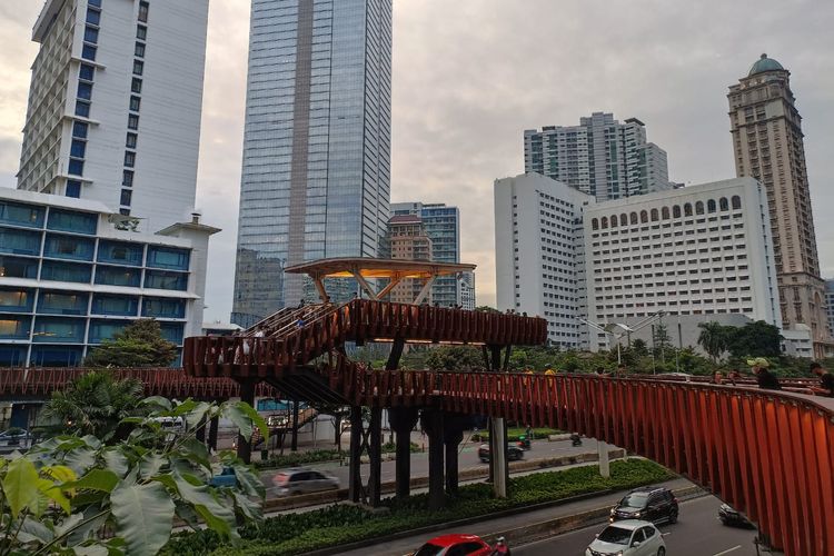 Pemandangan sore hari di JPO Phinisi, Karet Sudirman, Jakarta,  salah satu wisata gratis dekat GBK. 
