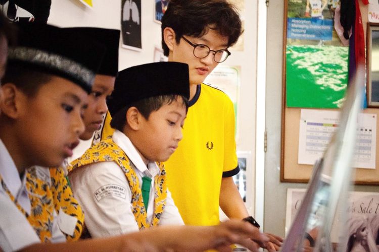 Sangwook saat memberikan pendampingan kepada anak-anak sekolah parntner bersama klub Plugged-IN.