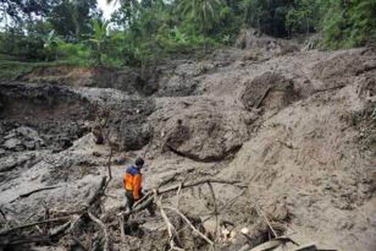 Tanah longsor mengakibatkan lima rumah tertimbun dan jalan antardusun di Desa Pengkol, Nglipar, Gunung Kidul, DI Yogyakarta, terputus, Jumat (14/6/2013). Peristiwa yang terjadi pascahujan deras sehari sebelumnya tersebut juga mengakibatkan seorang warga terluka dan 50 keluarga mengungsi.