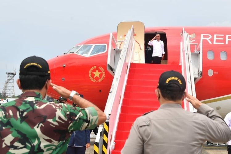 Presiden Joko Widodo saat akan lepas landas dari Bandar Udara Halim Perdanakusuma, Jakarta pada Senin (3/10/2022) untuk melakukan kunjungan kerja ke Provinsi Jawa Tengah.