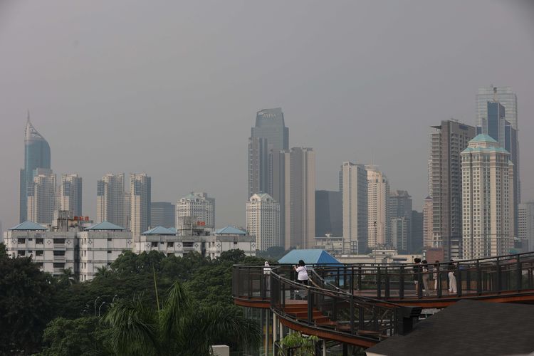 Kabut menyelimuti langit Jakarta, Rabu (3/8/2022). Pada bulan Juni 2022 lalu, DKI Jakarta dinobatkan sebagai daerah dengan kualitas udara terburuk pertama di dunia.