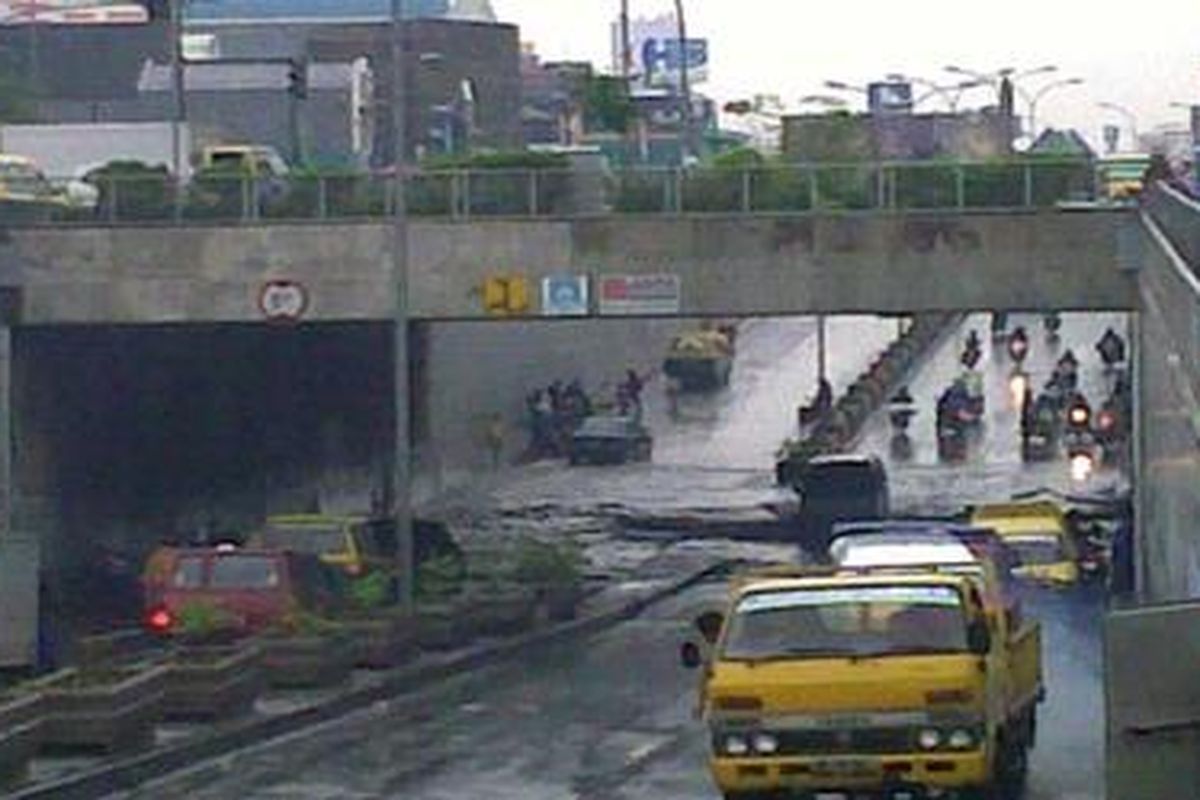 Terowongan Ciledug, Kota Tangerang, Sabtu (20/2/2010) juga tergenang.