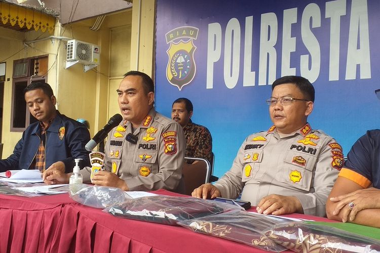 Kapolresta Pekanbaru, Kombes Pria Budi dan jajaran saat konferensi pers terkait kasus ASN tewas tergantung di dalam mobil di basement kantor DPRD Riau di Kota Pekanbaru, Jumat (16/9/2022).