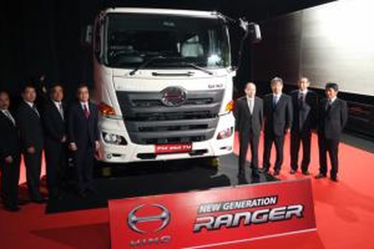 Jajaran direksi Hino Motors Motors Ltd dan Hino Motors Sales Indonesia meluncurkan generasi terbaru Hino Ranger500 di Jakarta, Kamis (15/1/2015).