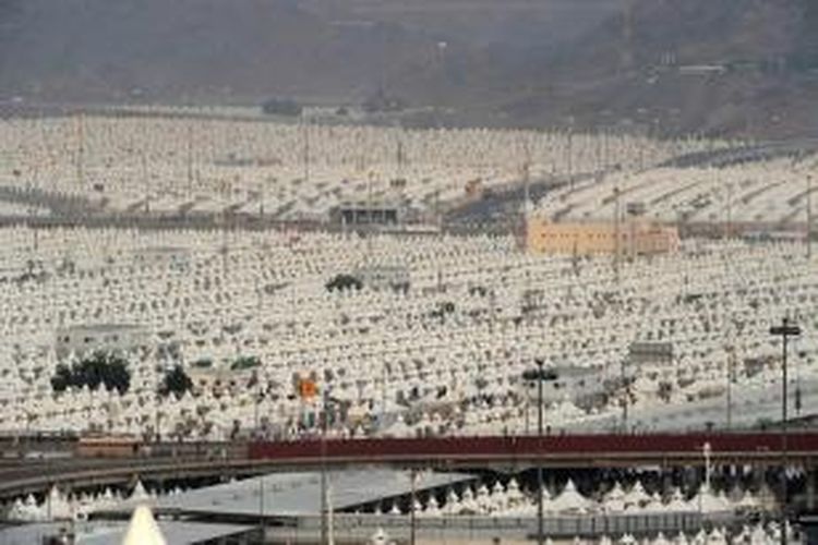 Ribuan tenda didirikan umat Islam di Mina, dekat kota Suci Mekkah, 12 oktober 2013. Lebih dari dua juta muslim tiba di kota suci ini untuk ibadah haji tahunan.
