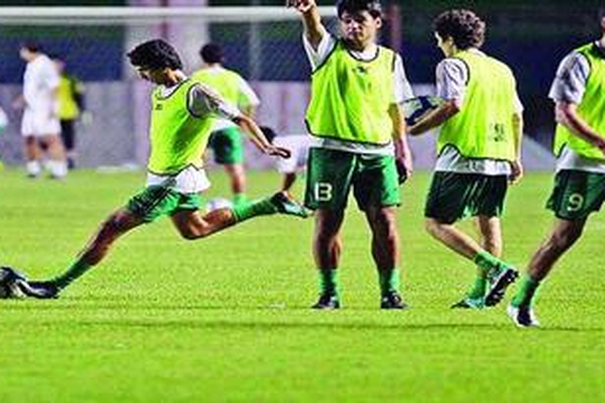 Pemain Turkmenistan berlatih di lapangan Gelora Sriwijaya, Jakabaring, Palembang, Selasa (22/2 ) malam. Tim U-23 Indonesia akan berhadapan dengan Turkmenistan dalam laga Pra-Olimpiade 2012.
