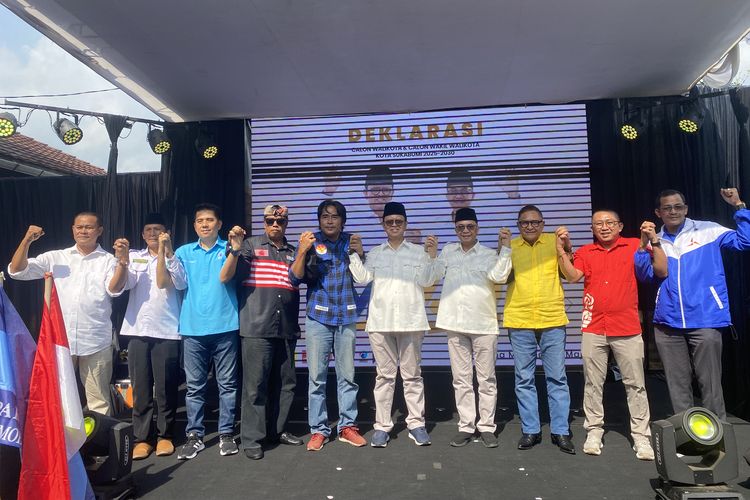 bakal calon wali kota dan wakil wali kota Sukabumi, Muraz-Andri (kemeja putih dan peci berwarna hitam) saat berada di tengah para perwakilan partai politik pendukung di acara deklarasi MAJU, Selasa (27/8/2024) siang