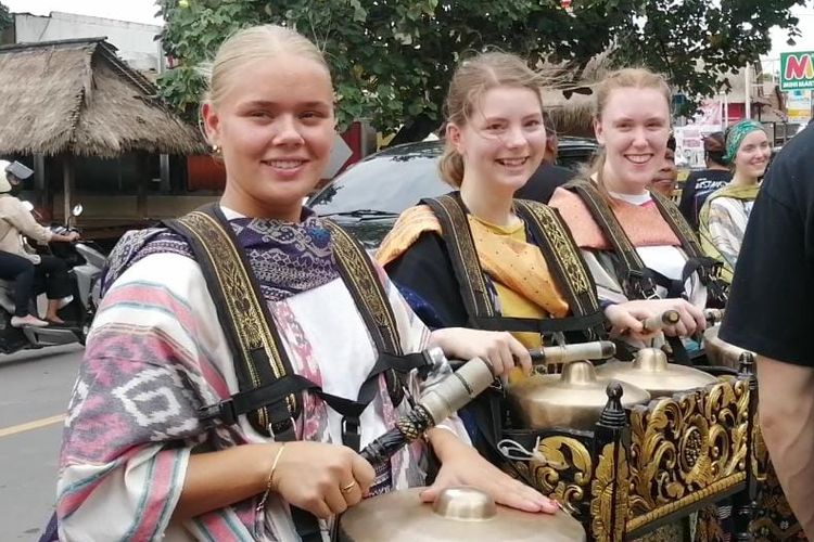 Mahasiswa dari Norwegia dan Swedia saat memainkan musik tradisional gendang beleq di Desa Adat Sade, Desa Rambutan, Lombok Tengah.