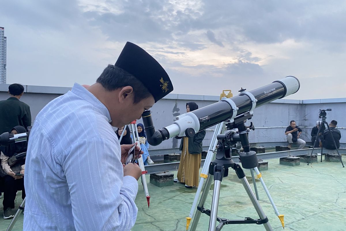 Proses pemantauan hilal di UINSA Surabaya, Selasa (9/4/2024).