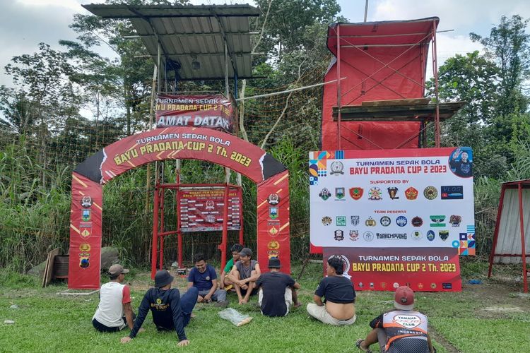 Pemain Barito Putera bayu Pradana sedang berdiskusi dengan panitia Turnamen Bayu Pradana Cup 2023 yang akan berlangsung pada tanggal 29 April sampai 14 Mei 2023 di Lapangan Desa Patemon, Kecamatan Tengaran Salatiga, Kabupaten Semarang, Jawa Tengah.