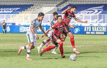 Pemain Persikabo 1973 Andy Setyo (kiri) mendapat peluang di depan gawang Bali United pada laga lanjutan Liga 1 2021-2022 di Stadion Madya Gelora Bung Karno, Sabtu (2/10/2021) sore WIB.