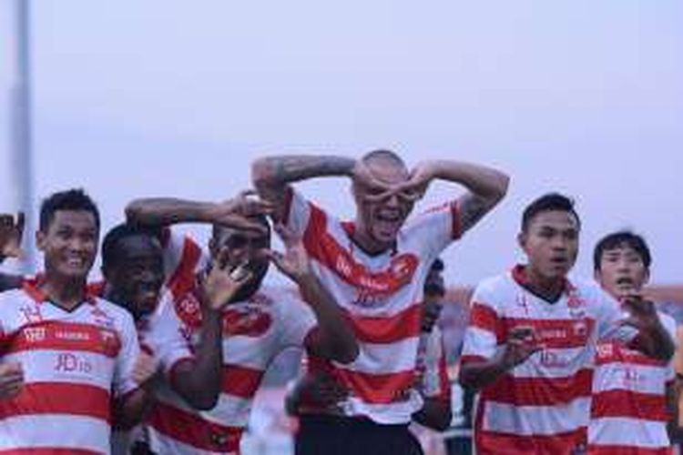 Ekspresi pemain Madura United setelah Dani Milovanovic berhasil mencetak hatrick ke gawang Perseru Serui di pertadingan yang digelar di stadion Gelora Ratu Pamelingan (GRP) Pamekasan. 