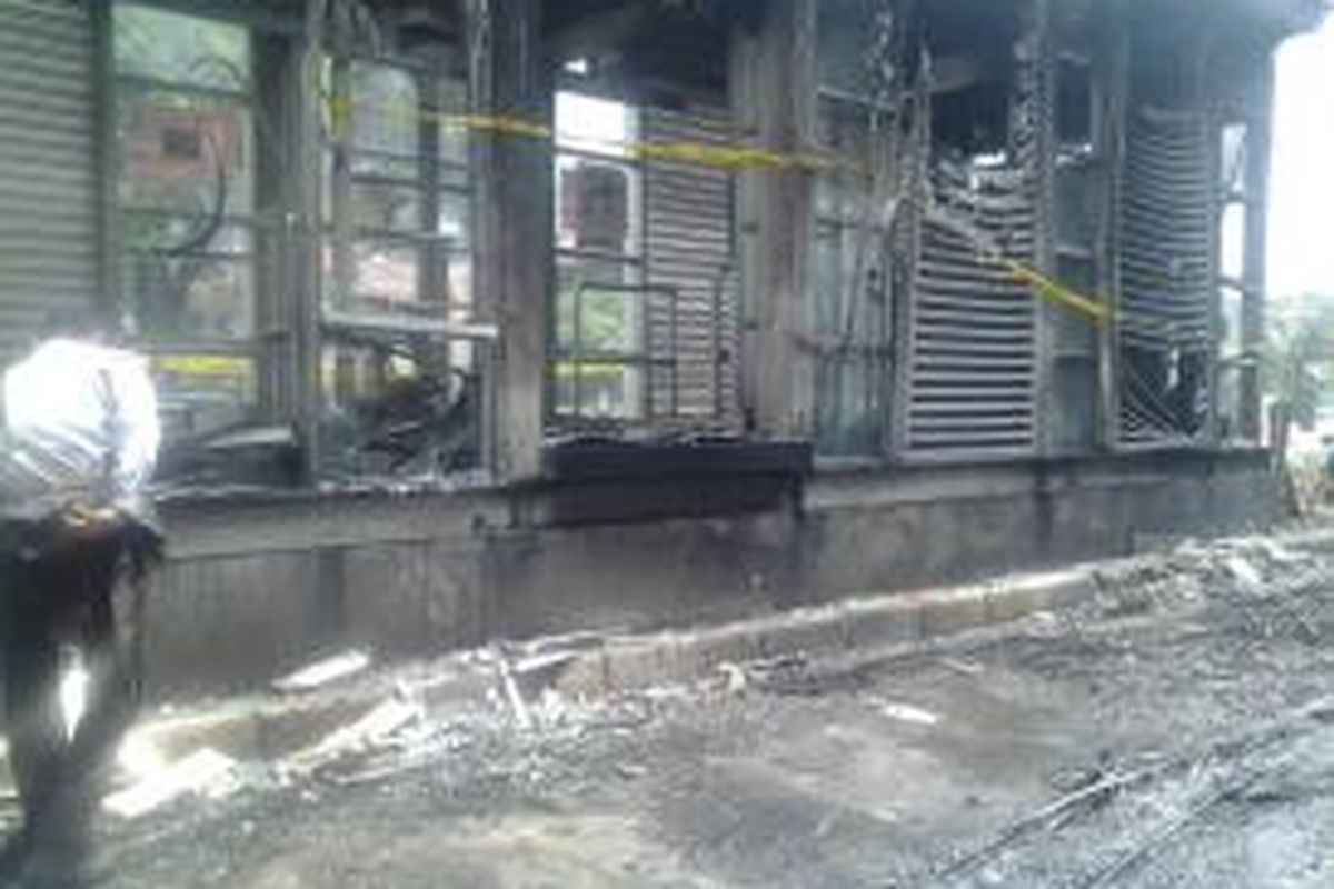 Halte Masjid Agung yang terbakar di Jalan Sisimangaraja, Jakarta Selatan, Kamis (28/8/2014).