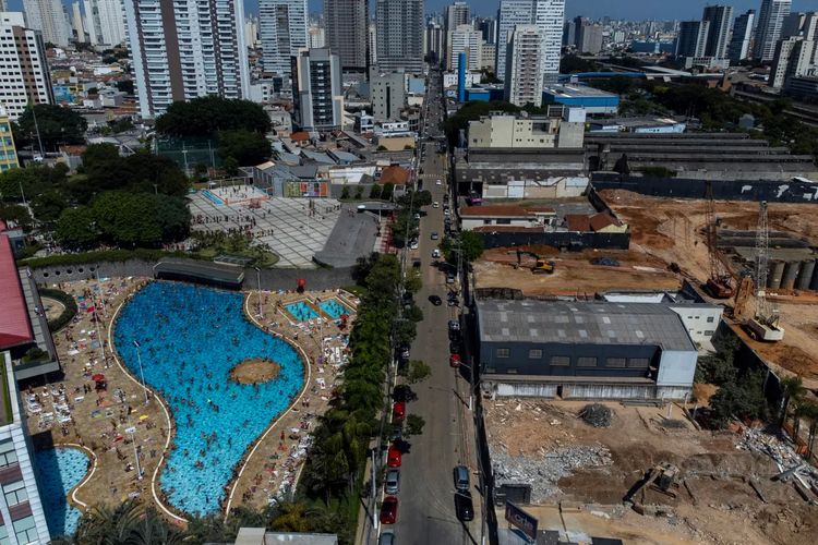 Penduduk Rio de Janeiro Brasil memadati kolam renang dan pantai karena cuaca panas ekstrem.