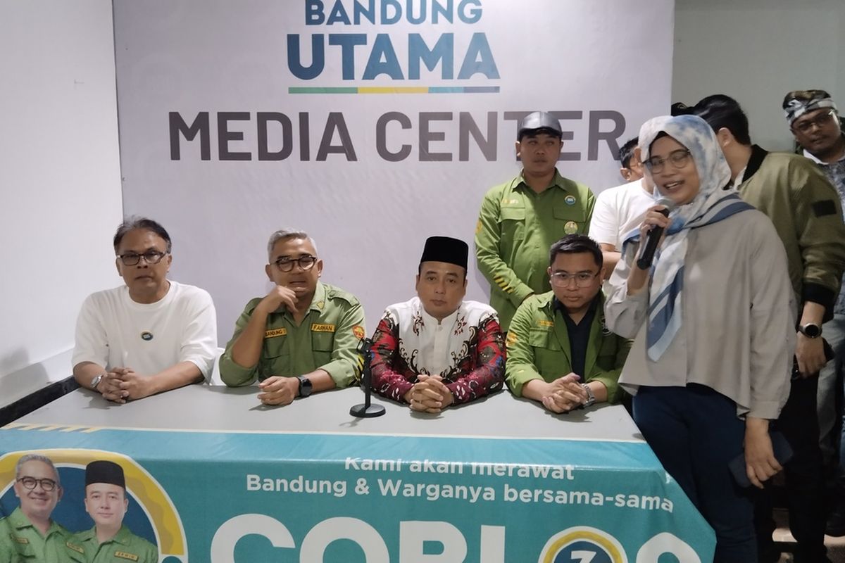 Konferensi pers kemenangan sementara pasangan calon wali kota dan wakil wali kota Bandung nomor urut 3, Farhan-Erwin di Jalan Bengawan, Kota Bandung, Rabu (27/11/2024)