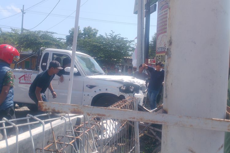 Pikap Kopdes Merah Putih Tabrak Motor di Pasuruan, Diduga Sopir Mengantuk